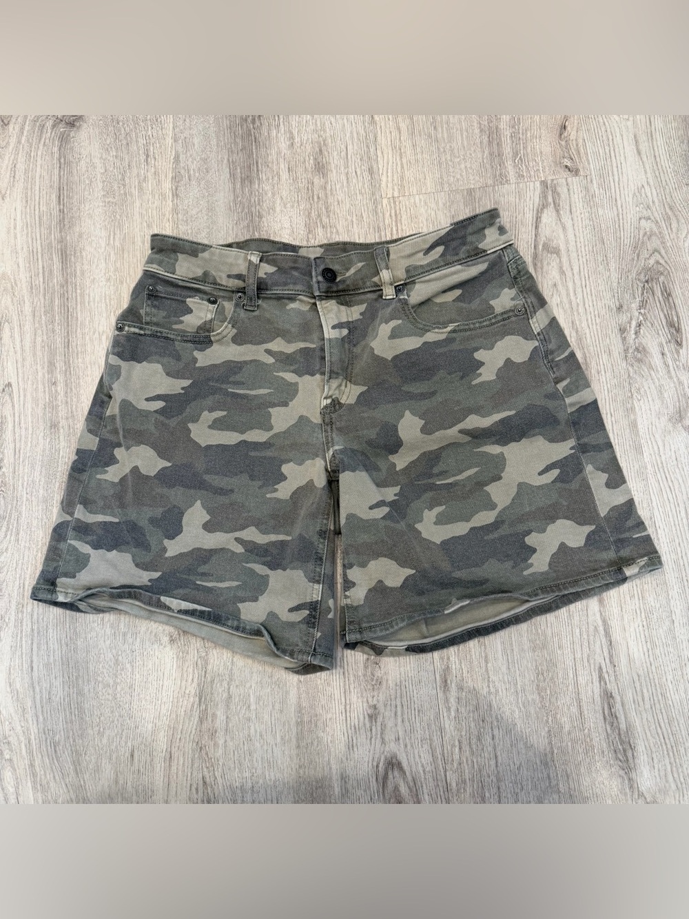 American‎ Eagle Low Rise Baggy Camo Shorts Size 2